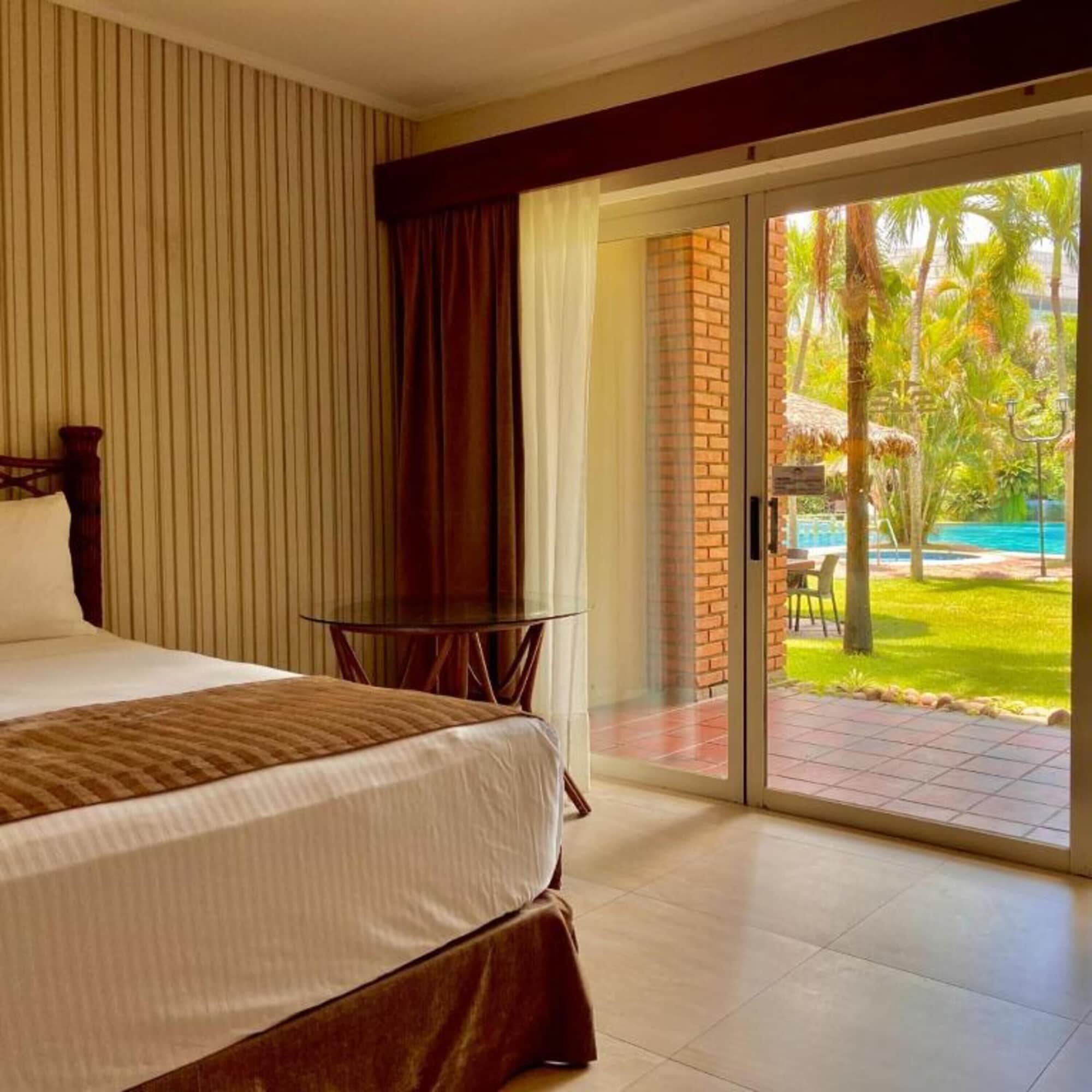 Deluxe, 2 Queen Beds, Pool Side