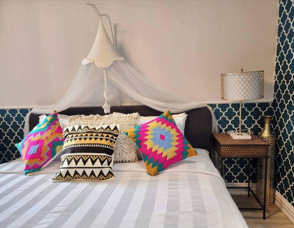 Capital O 75422 Million Pillows 24/48