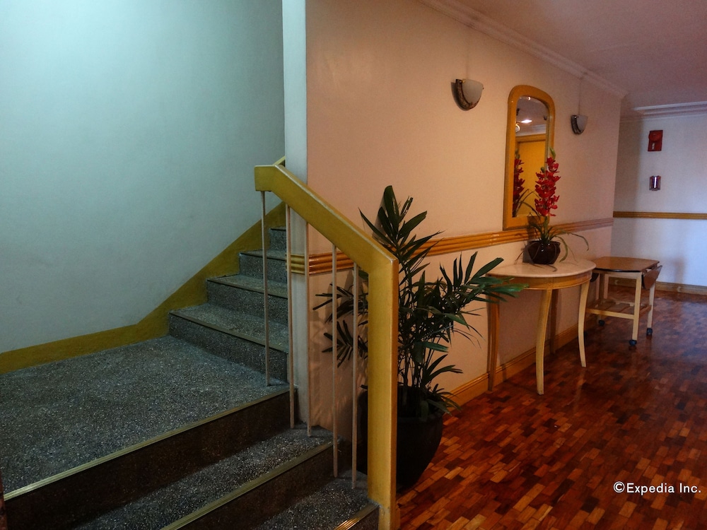 Aloha Hotel 30/48