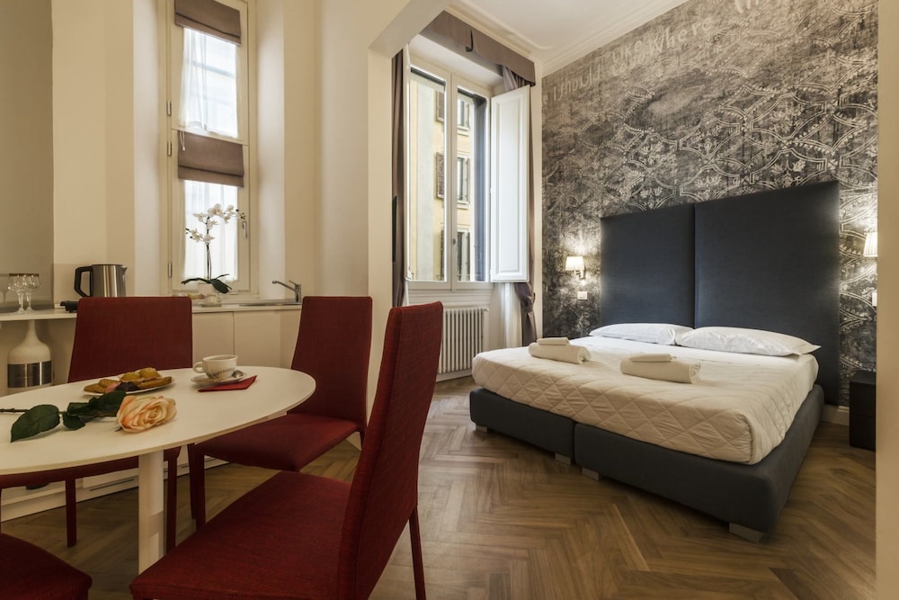 Daphne Guest Hause 12/41