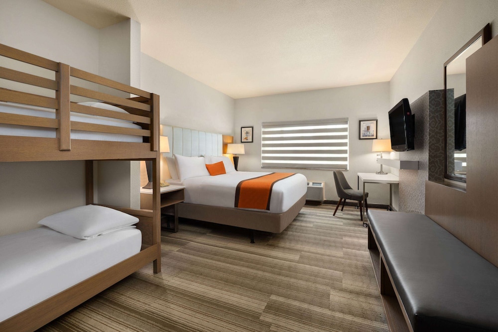 Hotel Marguerite Anaheim/Garden Grove, Trademark Collection 17/50