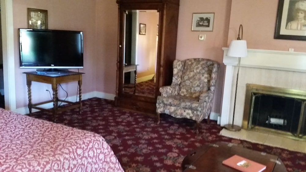 The Mendocino Hotel and Garden Suites 30/47