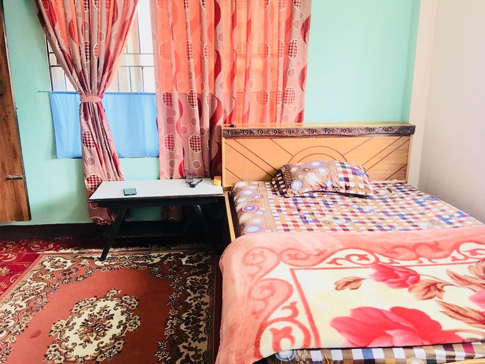 Sara's Backpackers Hotel 11/74