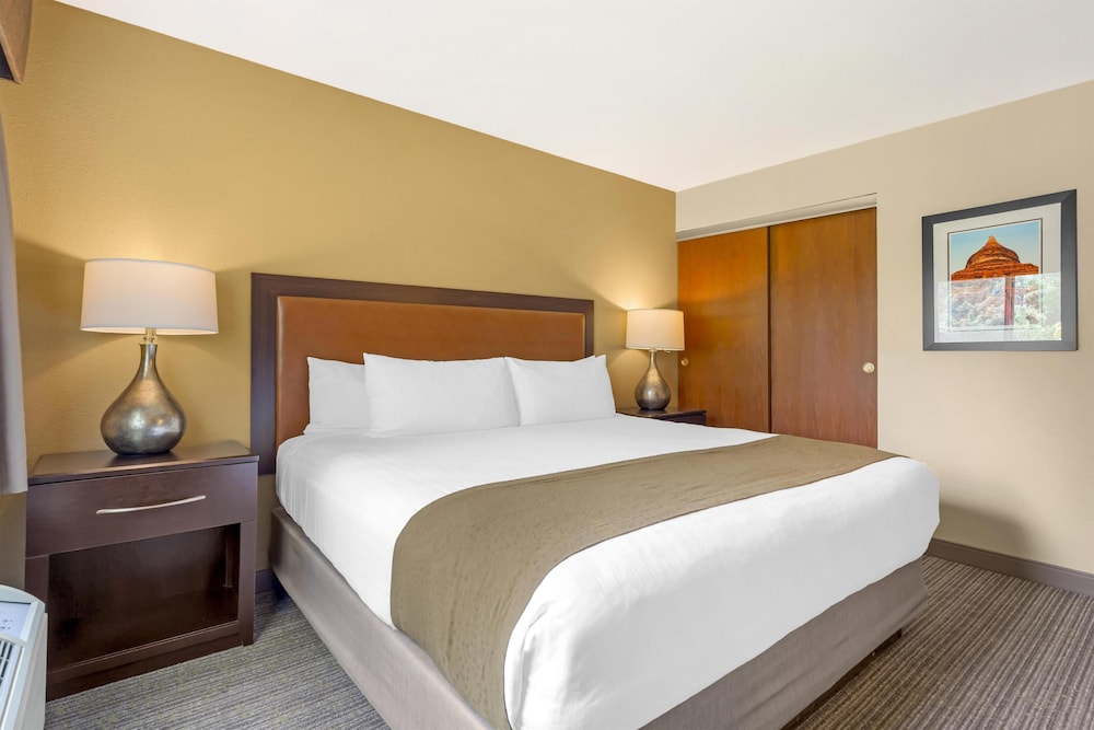 Suite, King Bed, Golf Course View, Living Area, Balcony