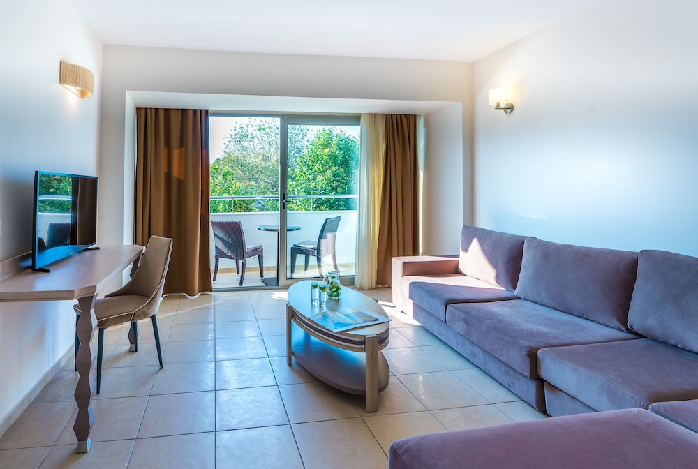 CRONWELL PLATAMON RESORT 29/50