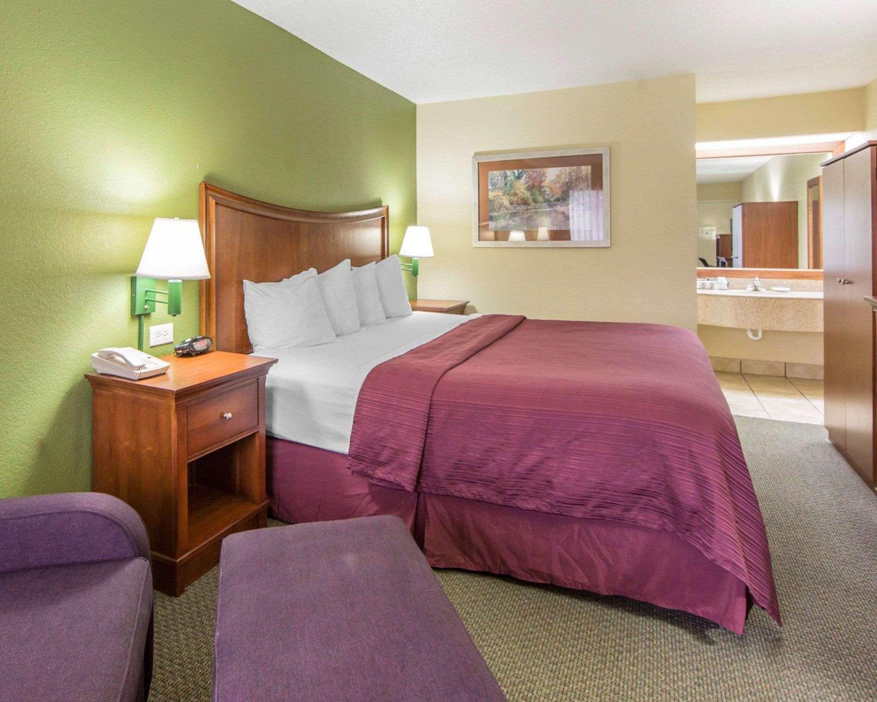 ROOM, QUEEN BED, SMOKING, ACCESSIBLE