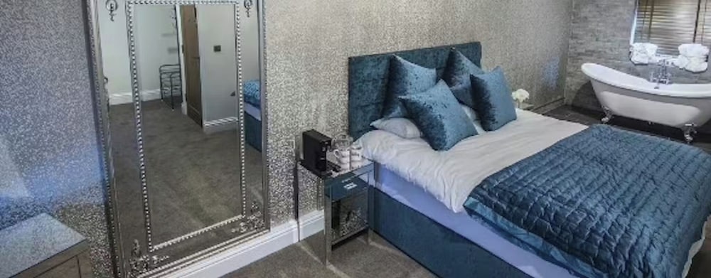 The George Wright Boutique Hotel, Bar & Restaurant 41/44