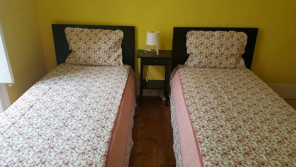 ROOM, TWIN BEDS, SHARED BATHROOM