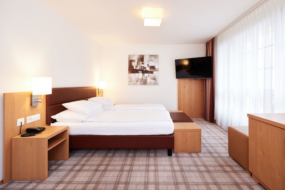 ROOM, TRIPLE