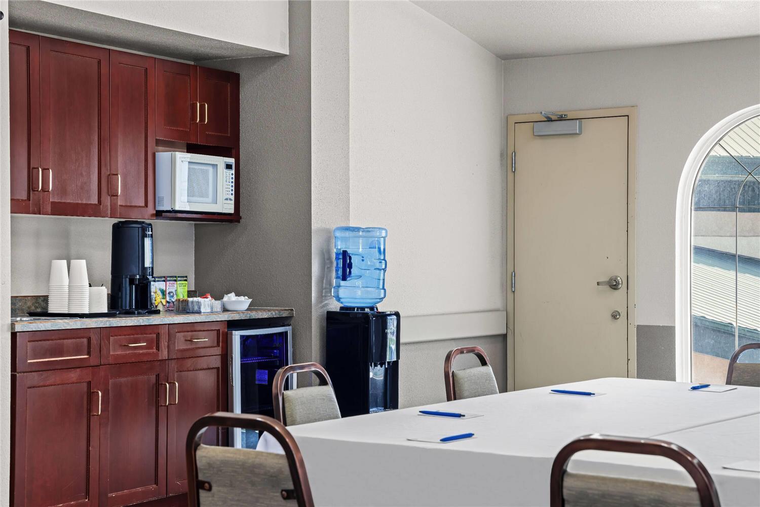 Days Inn & Suites by Wyndham Winkler 40/43