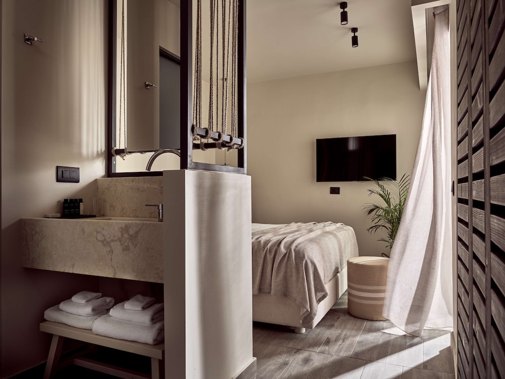 2 Bedrooms, Evergreen, Suite, King Bed, Balcony