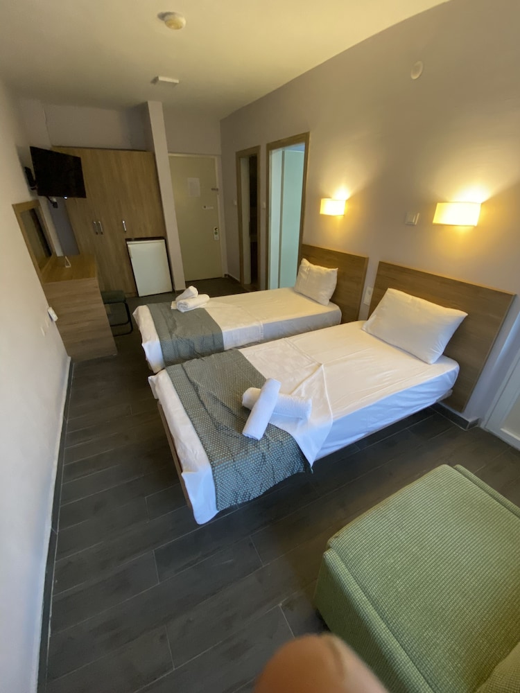 1 Bedroom, Family Suite, Twin Beds, Murphy Bed, Queen Bed، Baskent Hotel 2/10