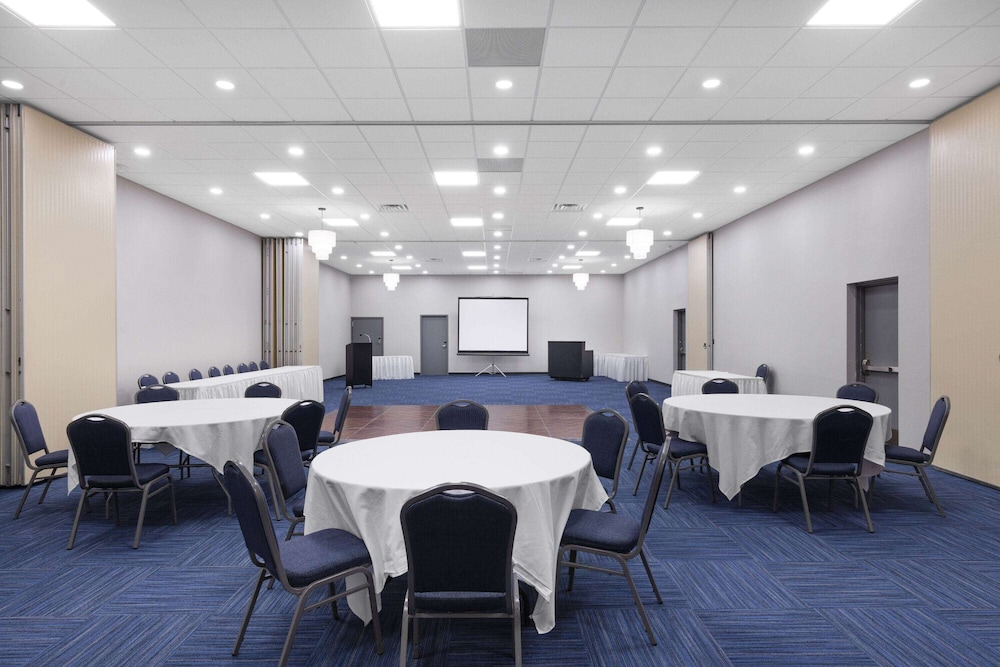 Hawthorn Suites by Wyndham Wichita Airport 33/44