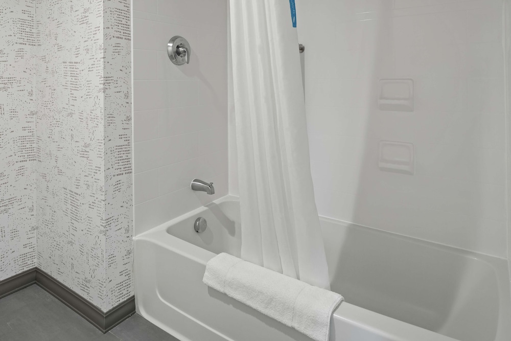 Hampton Inn and Suites Cranberry Pittsburgh 24/42