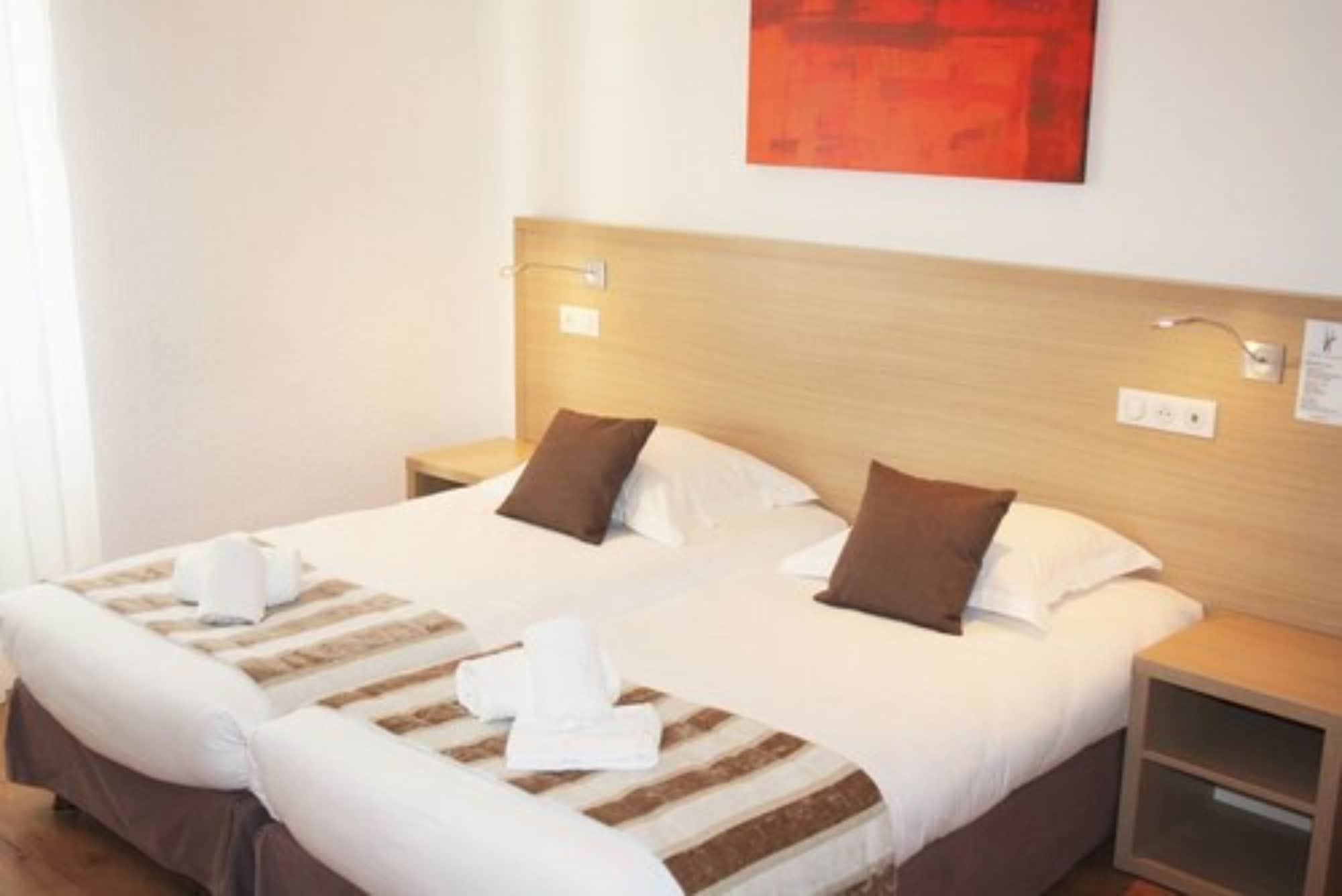 ROOM, TWIN BEDS