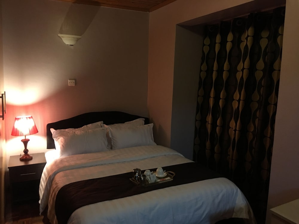 DELUXE, QUEEN BED, GARDEN VIEW