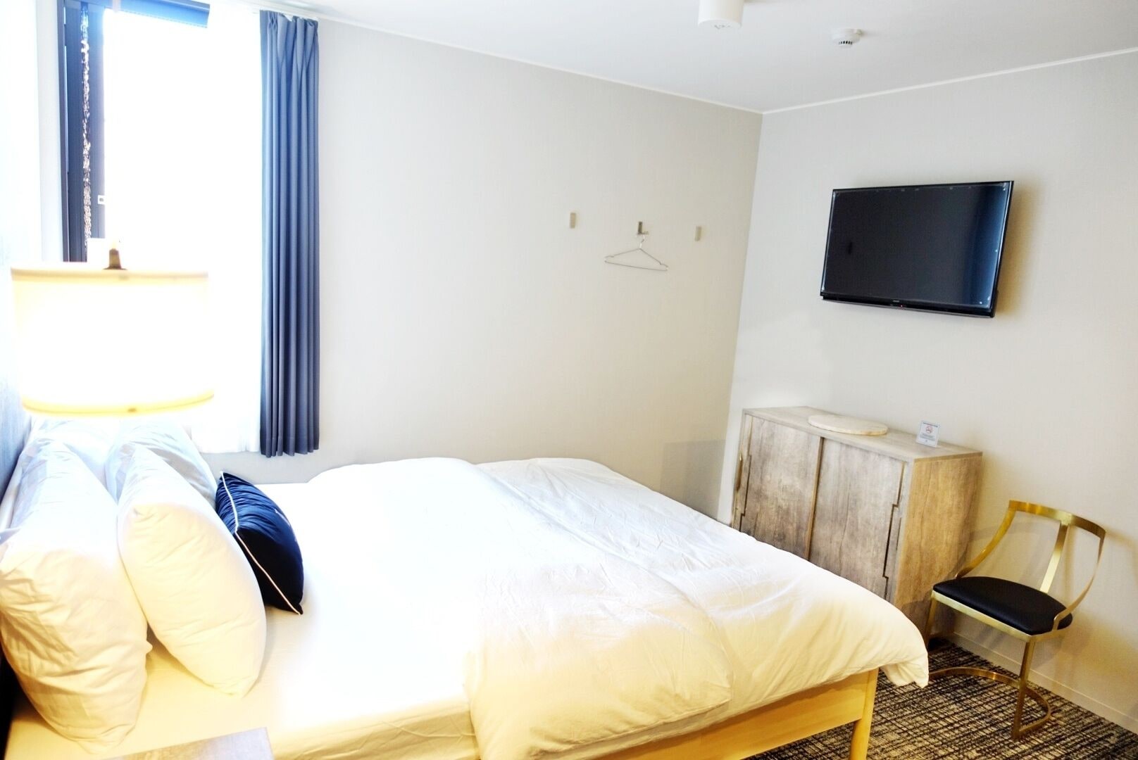 ROOM, QUEEN BED