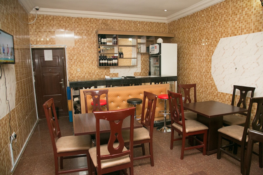 Josto's Place 18/24