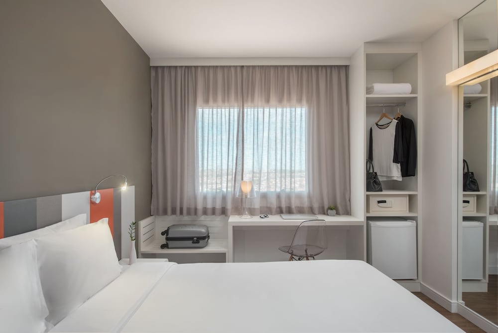 LUXURY, TWIN BEDS