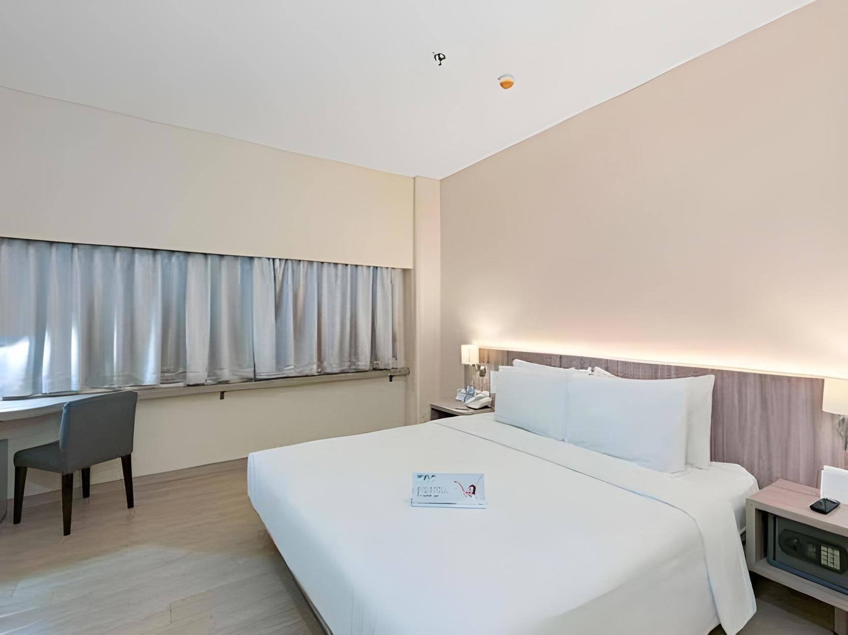 غرفة بريميير بسرير كوين، Grand Whiz Megamas Manado 2/4