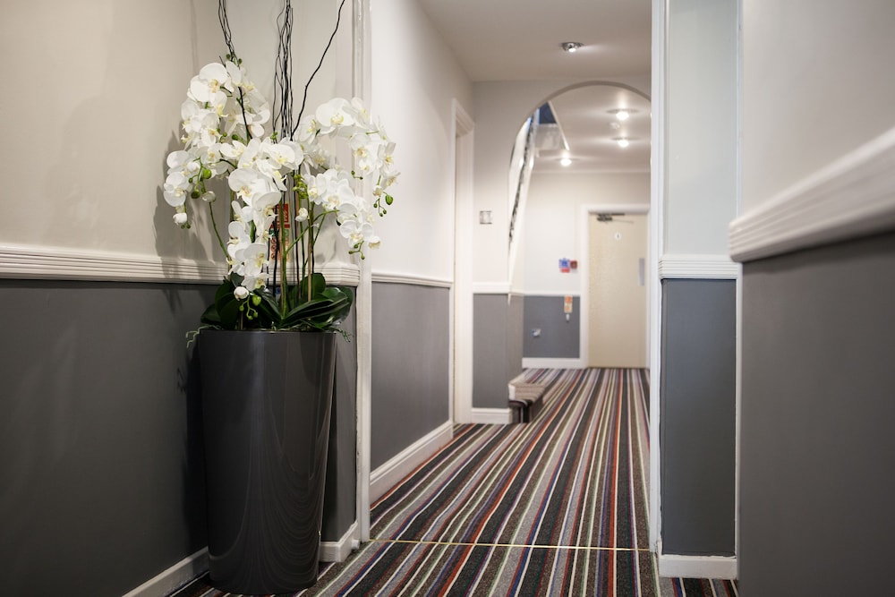 Celtic International Hotel Cardiff Airport 43/45