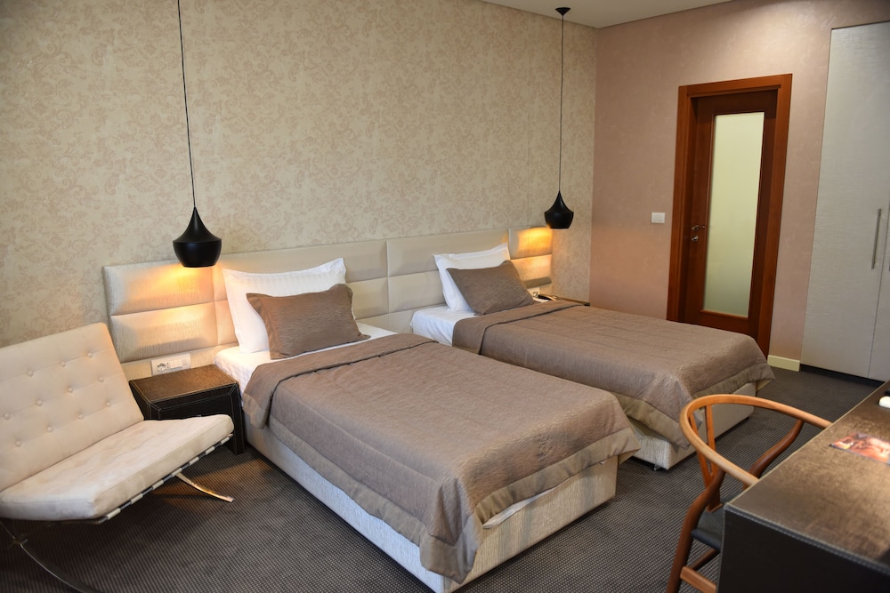 La Boheme Hotel 16/81