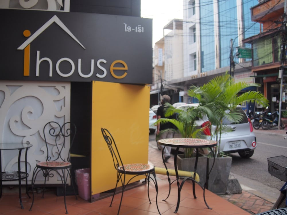 iHouse hotel 2/36
