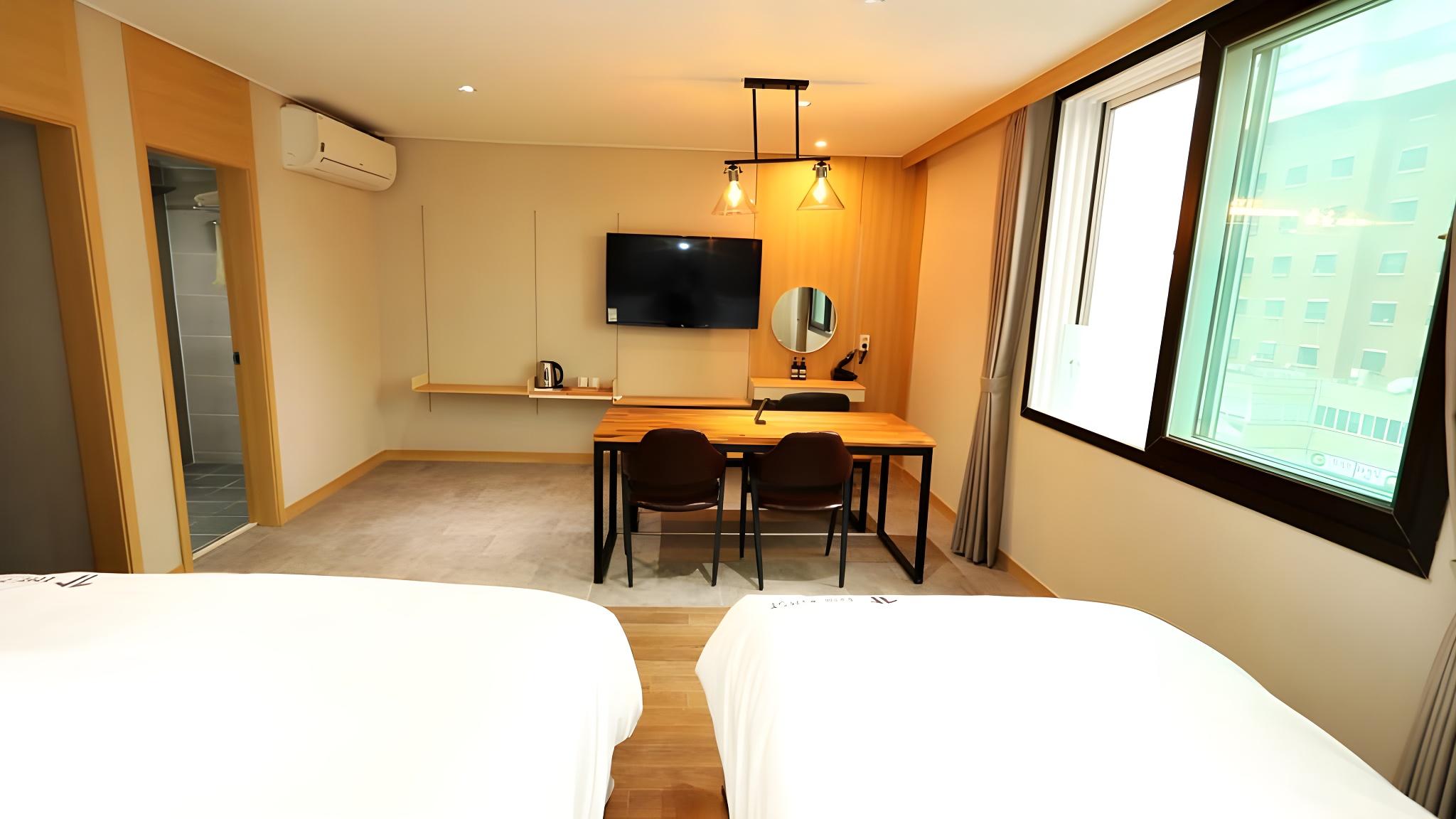 Renovated, Suite, Twin Beds, Bathtub