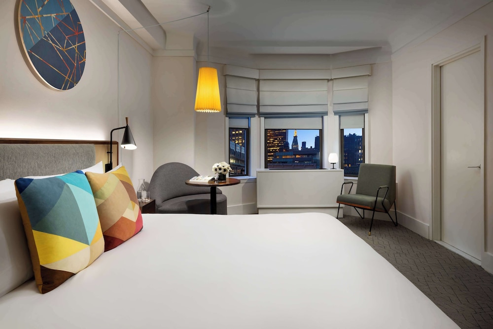 DELUXE, KING BED
