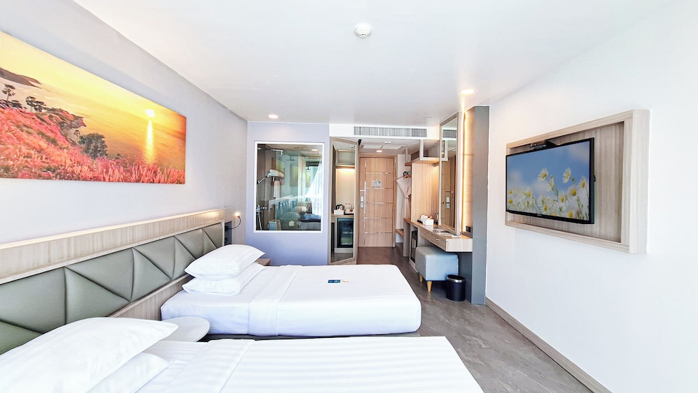 Premium Superior Twin Mountain View, Clarian Hotel Beach Patong 6/10