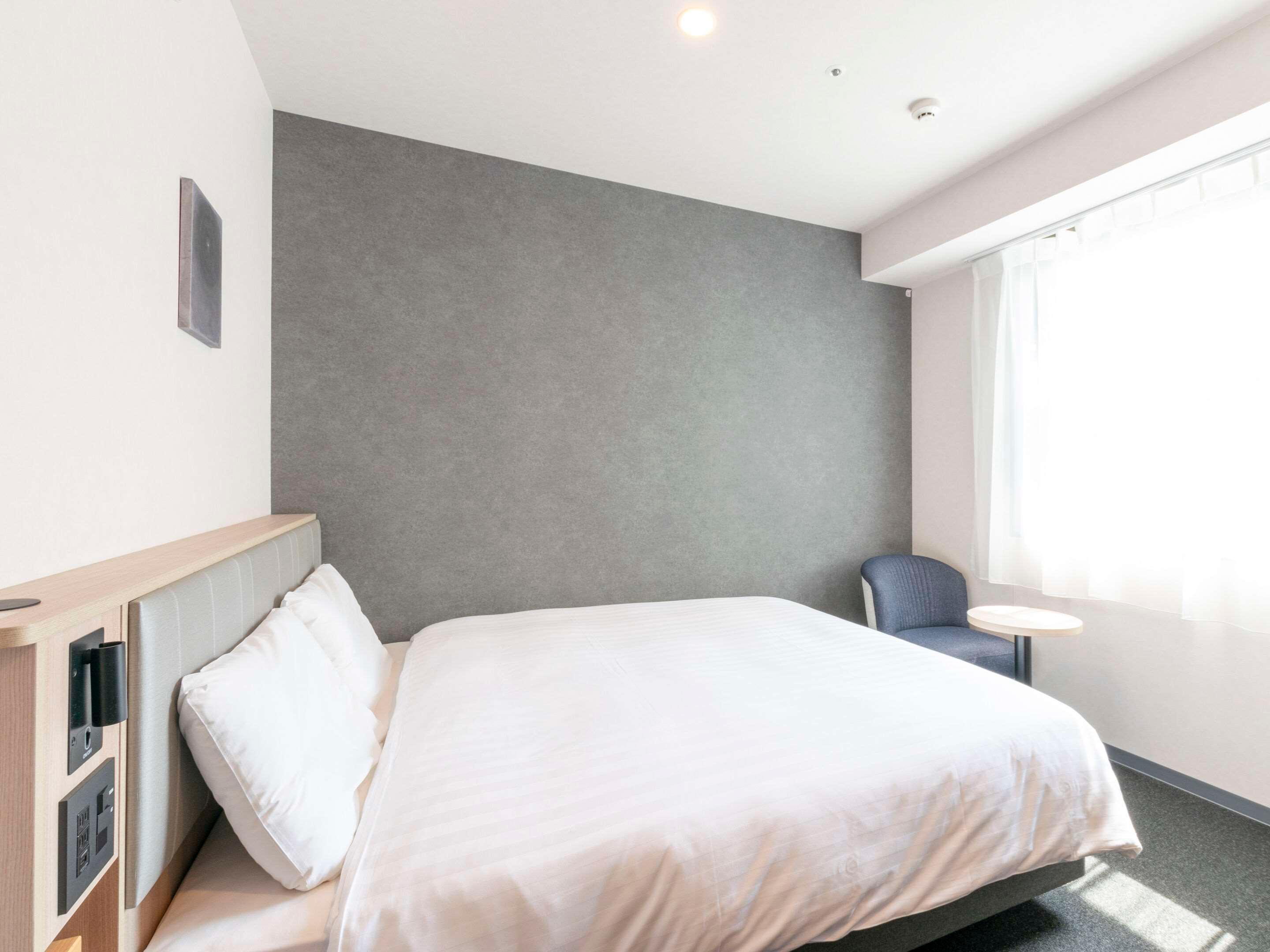 ROOM, QUEEN BED