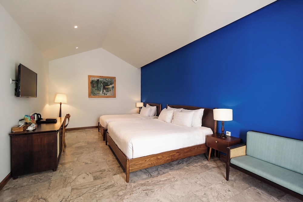 Family, 1 King and 1 Single Beds, Pool Access