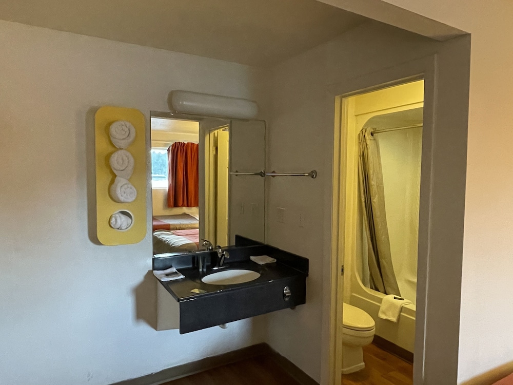 Travelodge by Wyndham Brattleboro VT 20/25