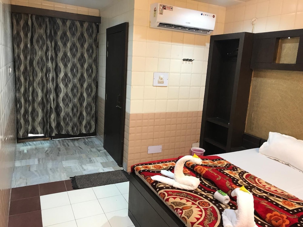 Hotel Sheela 25/53