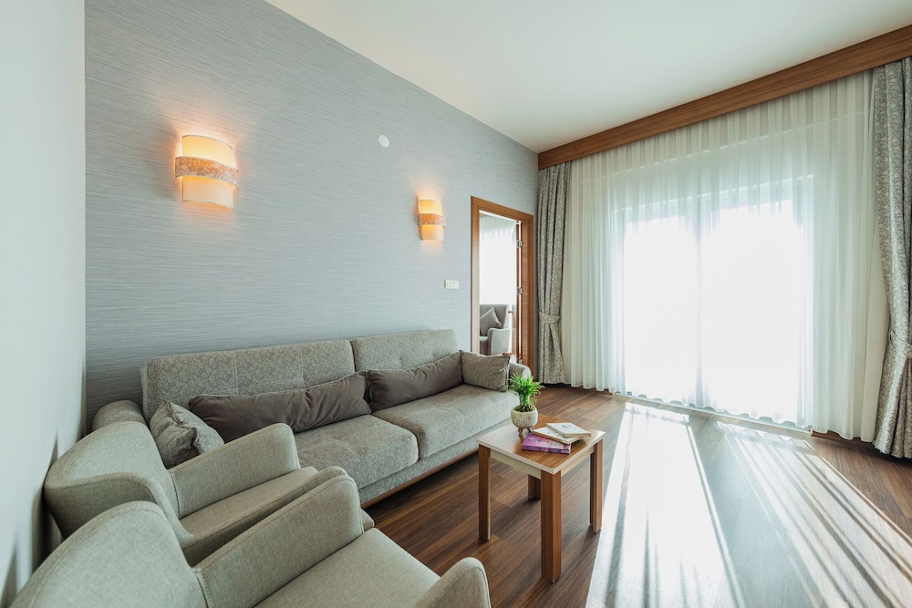 Parion Hotel 44/67