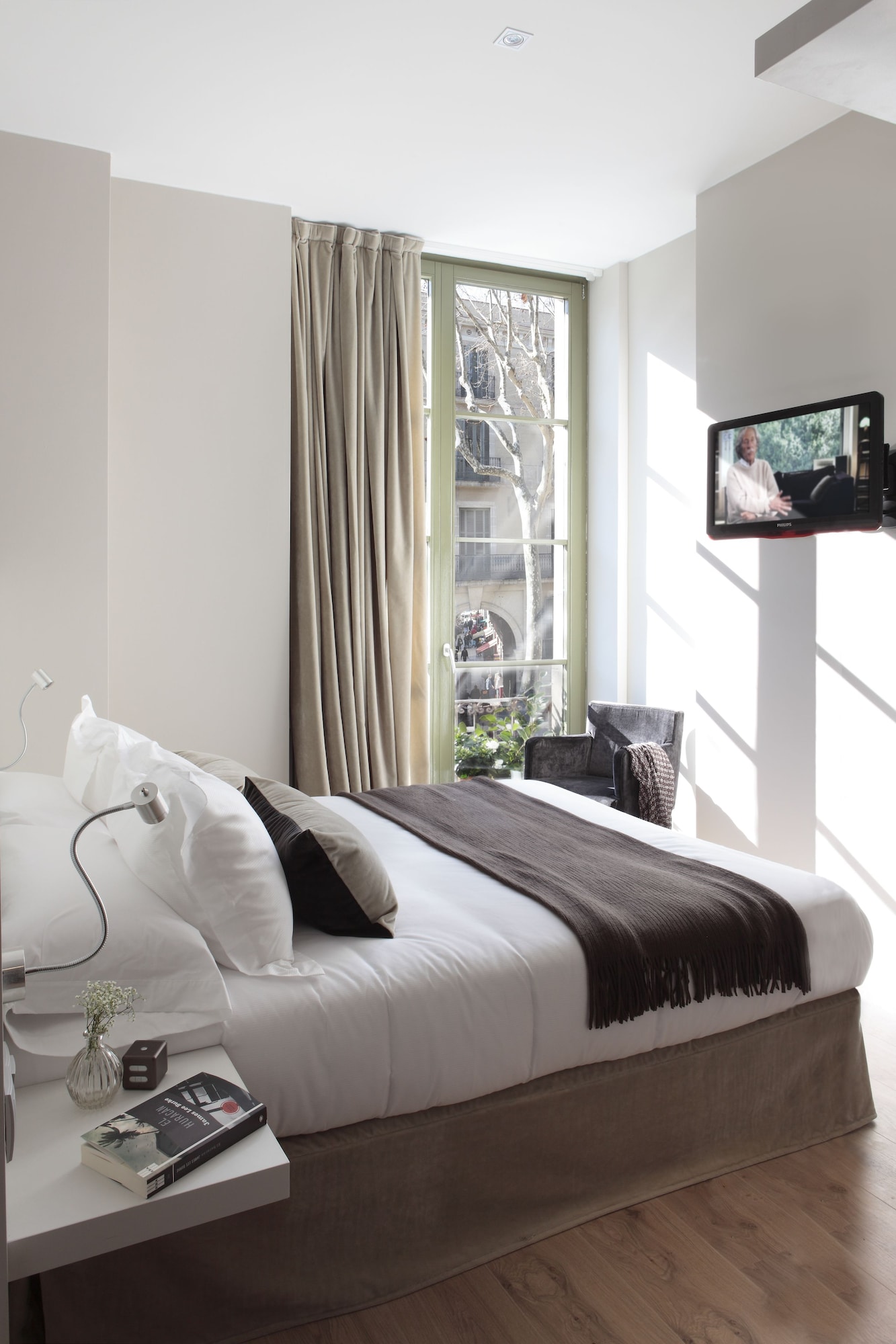 RAMBLA, LUXURY, SUITE, QUEEN BED, CITY VIEW, SOFA, BALCONY