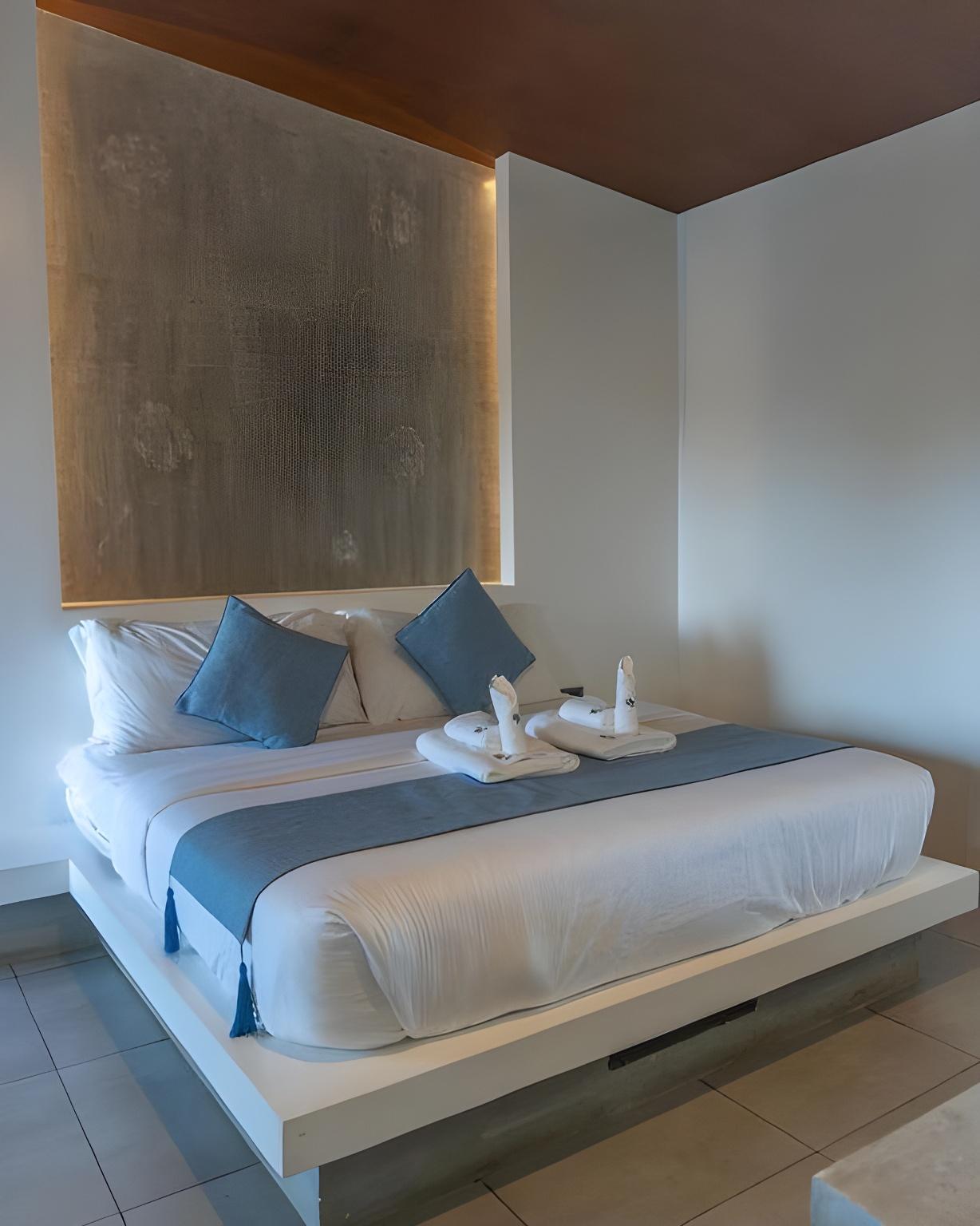 Executive, Suite, Twin Beds, Pool View, Balcony
