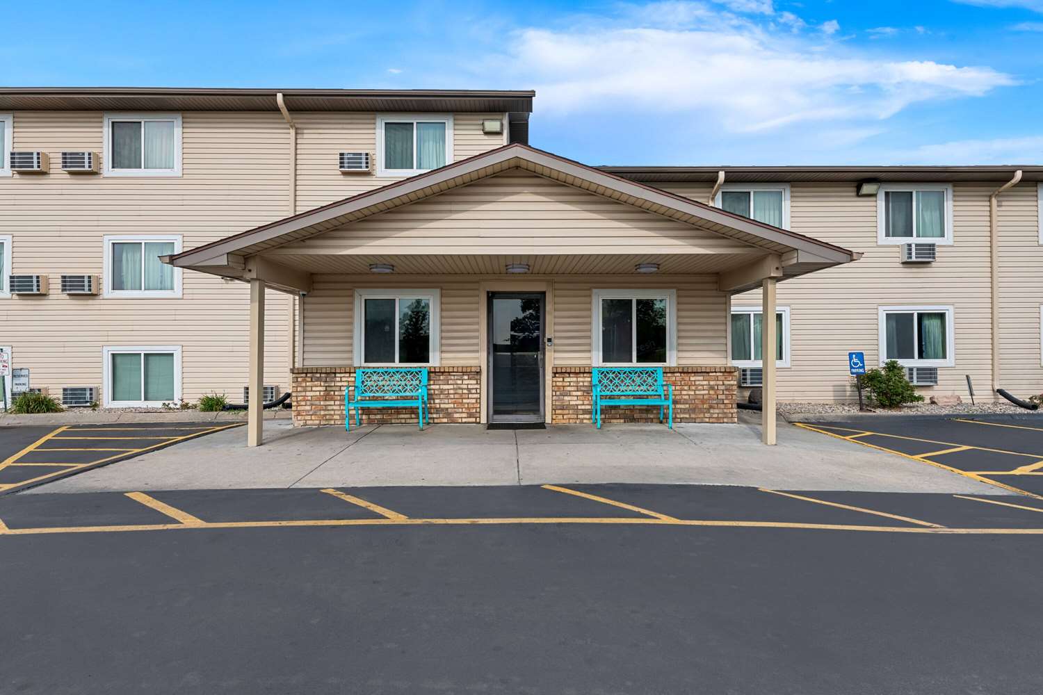 Super 8 by Wyndham Council Bluffs IA Omaha NE Area 6/13