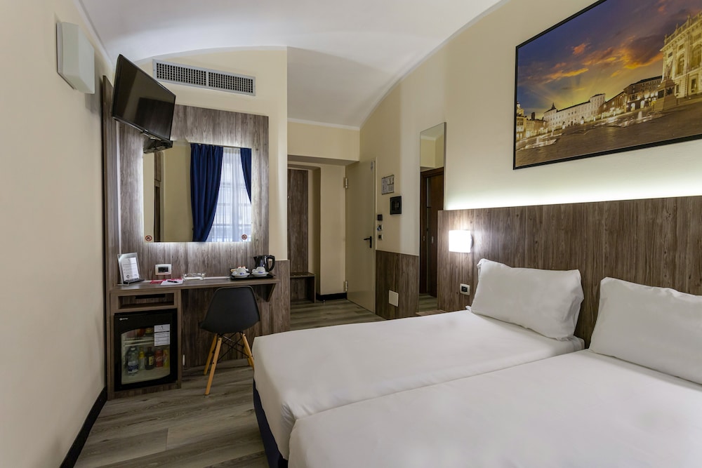 ROOM, DOUBLE BED