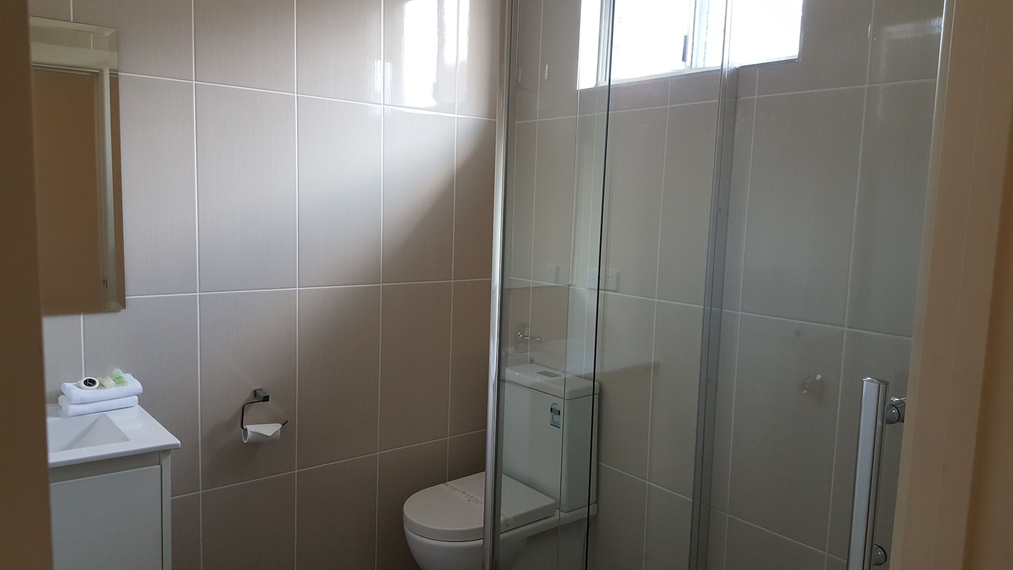 غرفة ديلوكس بسرير كوين وسرير فردي، DANDENONG MOTEL 6/7