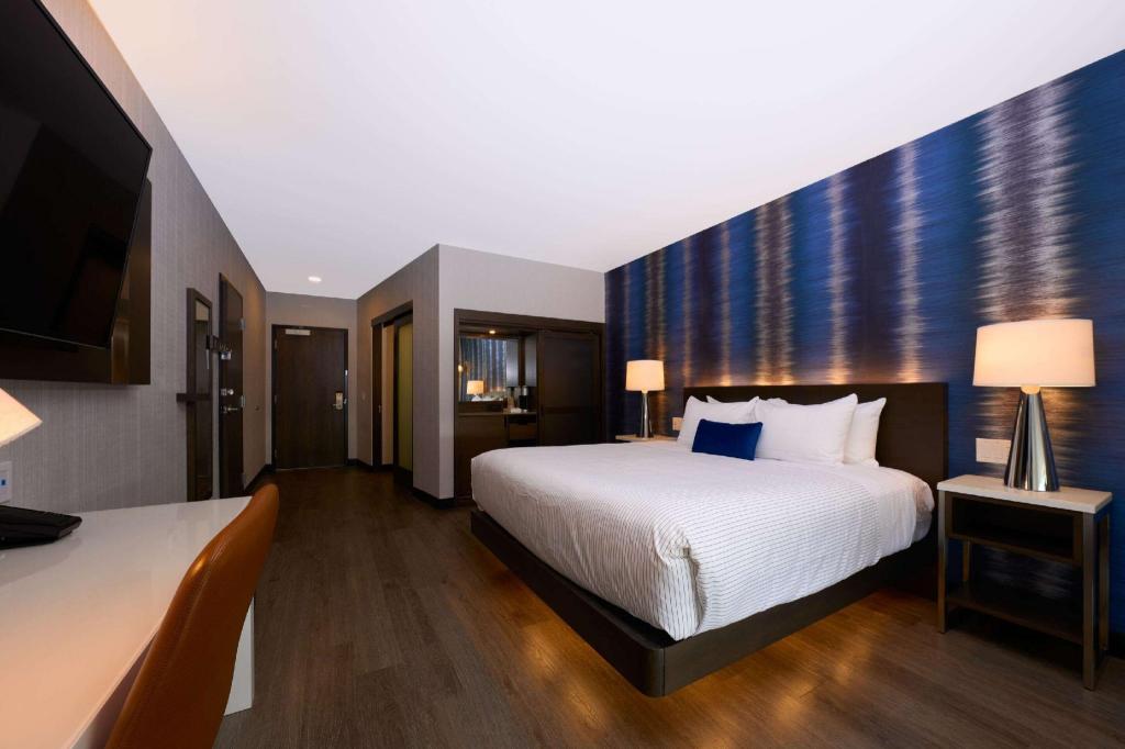 UPGRADE, KING BED