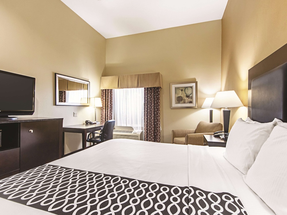 La Quinta Inn & Suites by Wyndham Houston New Caney 12/35