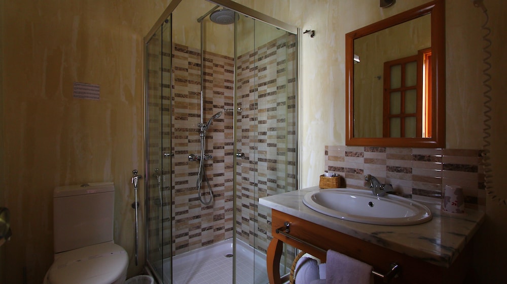 Kiras Boutique Hotel 69/71