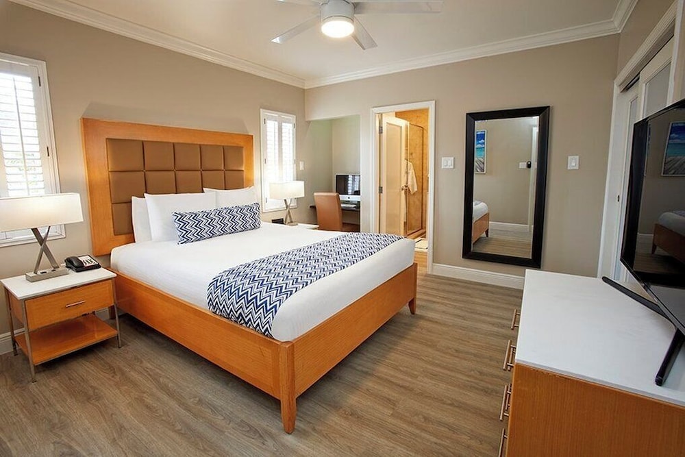 Divi Little Bay Beach Resort 16/50