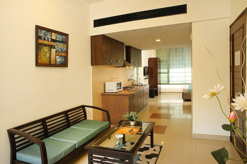 Ahuja Residency Parklane 32/50