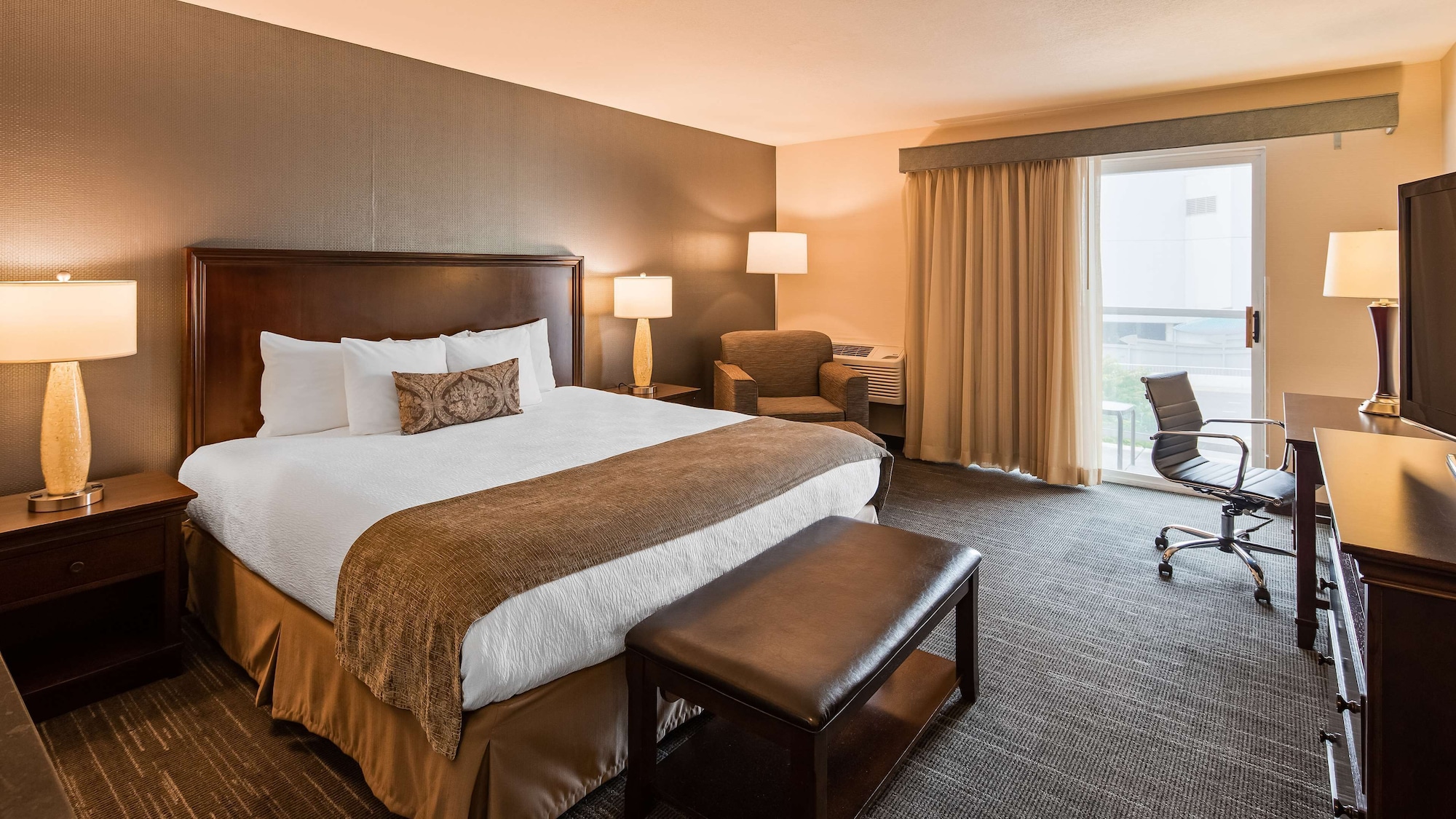 SUITE, KING BED, SOFA, JETTED TUB