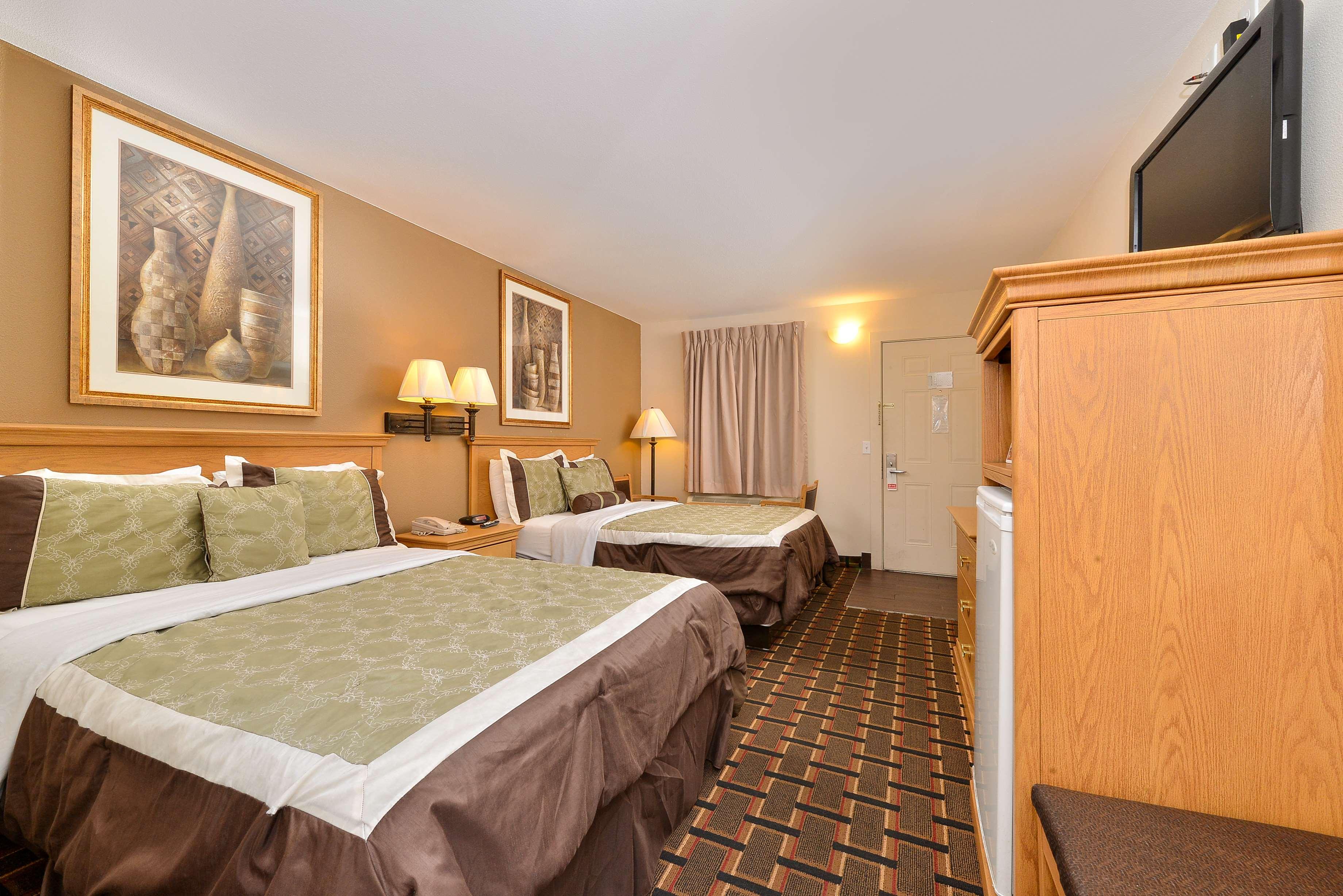 SUITE, 1 KING AND 2 DOUBLE BEDS
