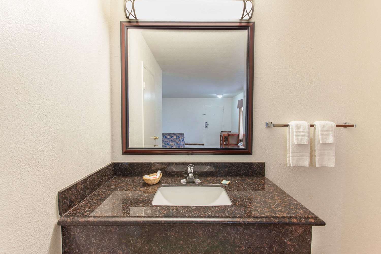 Travelodge by Wyndham Hemet CA 5/5