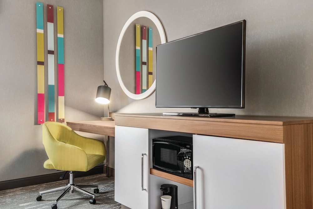 Hampton Inn Brooklyn Park, MN 34/36
