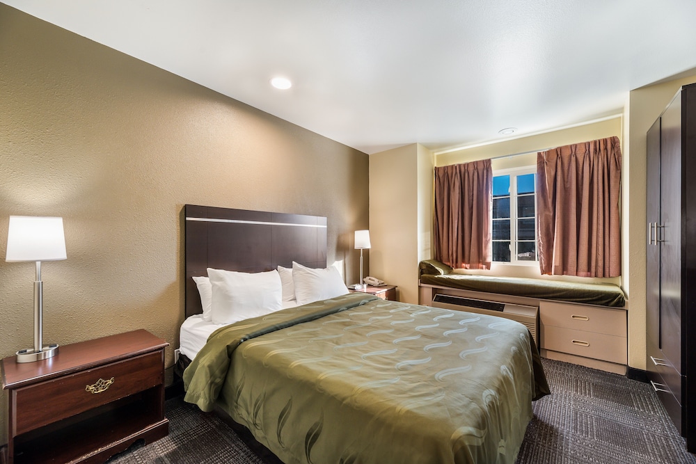 Quality Inn and Suites near NAS Fallon 8/30